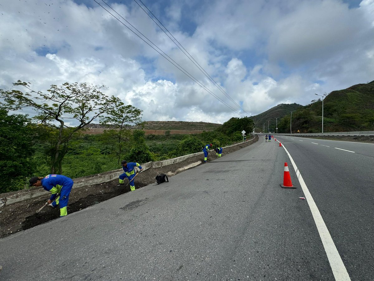 #AHORA | Seguimos con los trabajos de mantenimiento preventivo con la limpieza de cunetas en la autopista Francisco de Miranda, a la altura de La Bonanza, con el fin de que el agua fluya con normalidad, no cause inundaciones y no afecte la vialidad; esto tras las fuertes lluvias