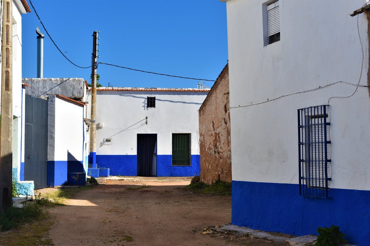 EL LOBILLO. Caserío antiguo situado a 11kms al norte de Alhambra, en el término de Argamasilla de Alba, que separa ambos términos municipales. Debido a la riqueza agrícola y cinegética, estuvo poblado en época ibérica, romana y probablemente fue una alquería en época islámica.