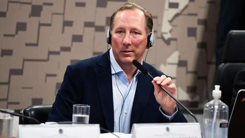 liberta___depre's tweet photo. Em carta aberta, em seu site, John Textor dono da SAF do Botafogo, se ofereceu a colocar 'VAR automatizado' e também bancar a instalação de câmeras nos estádios brasileiros. 

"Me comprometo em obter e conceder o licenciamento gratuito de tecnologia de VAR automatizados às autoridades competentes do futebol brasileiro. Também me comprometo a intermediar o processo de instalação de até 11 (onze) câmeras com essa tecnologia em todos os estádios de futebol que recebam jogos da Série A do Campeonato Brasileiro de Futebol. Essa nova tecnologia é capaz de detectar, por meio de visão computacional de alta resolução, o comportamento e movimentação a cada milissegundo dos jogadores e dos árbitros de futebol no campo. Isso naturalmente não só contribuirá para coibir atos suspeitos, como também garantirá a melhora na tomada das decisões difíceis durante as partidas."

Via: @fogaonet 

📷: Roque de Sá/Agência Senado / 📷: Divulgação