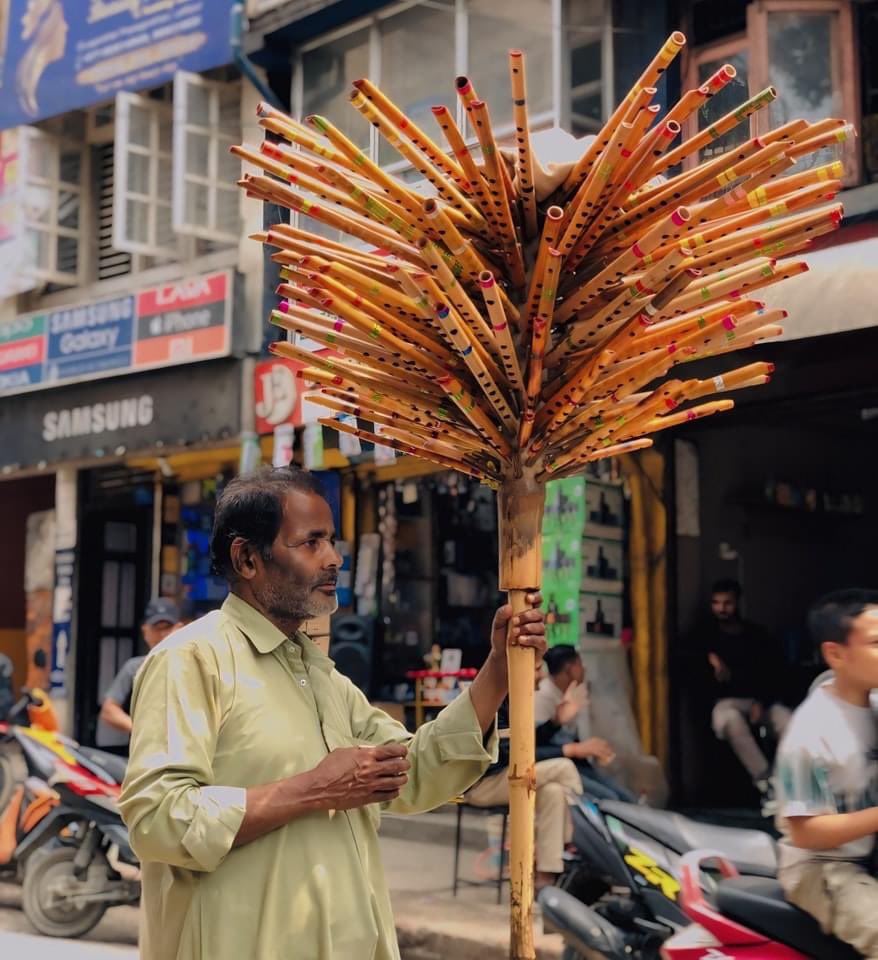 बेची रहेको छु
कसैले खरिद गरोस् र बजाई दियोस
यो फिक्का जिन्दगी लाई रङ्गिन बनाई दिने धुन,
जसरी कृष्णले राधाको लागी बजाउँथ्ये,

त्यसै गरि कसैले मेरा परिवारको भोको पेटका लागि
बजाई दियोस, ❤️

- Rabin Sapkota