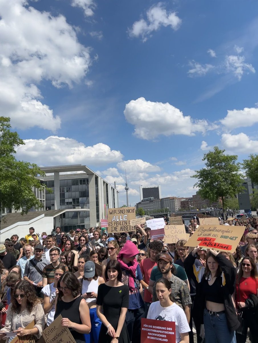 Danke an alle, die bei der Demo dabei waren! #PsychotherapieIstUnersetzlich, daher muss die Finanzierung der Weiterbildung im #GVSG geregelt werden <a href="/Karl_Lauterbach/">Prof. Karl Lauterbach</a> und <a href="/BMG_Bund/">Bundesgesundheitsministerium</a> Dafür haben wir heute gemeinsam mit <a href="/psyfako/">PsyFaKo</a> und euch ein Zeichen gesetzt