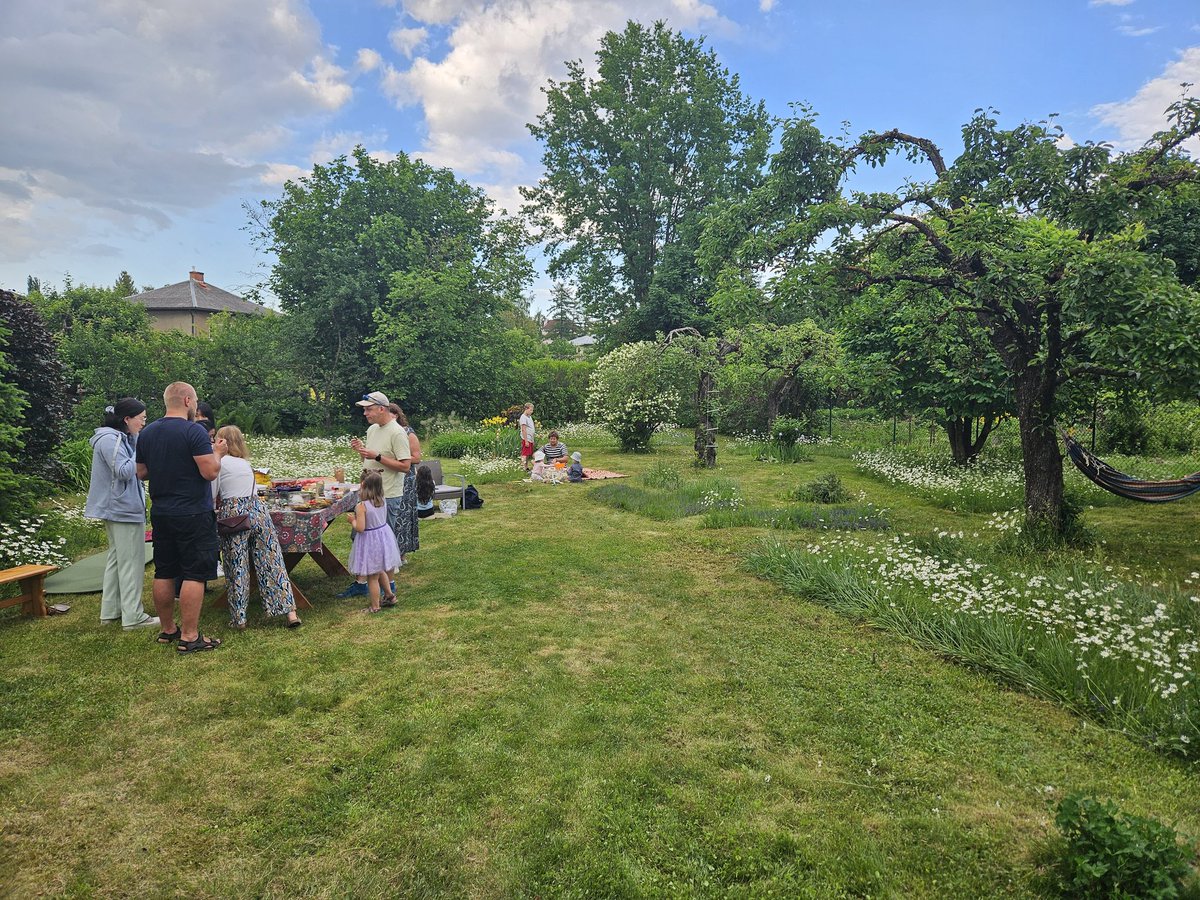 Yesterday, Mari and Martin hosted the 15th traditional garden party🍓🧀 for their closest colleagues. Last year, they received a beautiful home award from the Estonian president for their species rich and beautiful garden 🍾 what an inspiration!🪻🐞