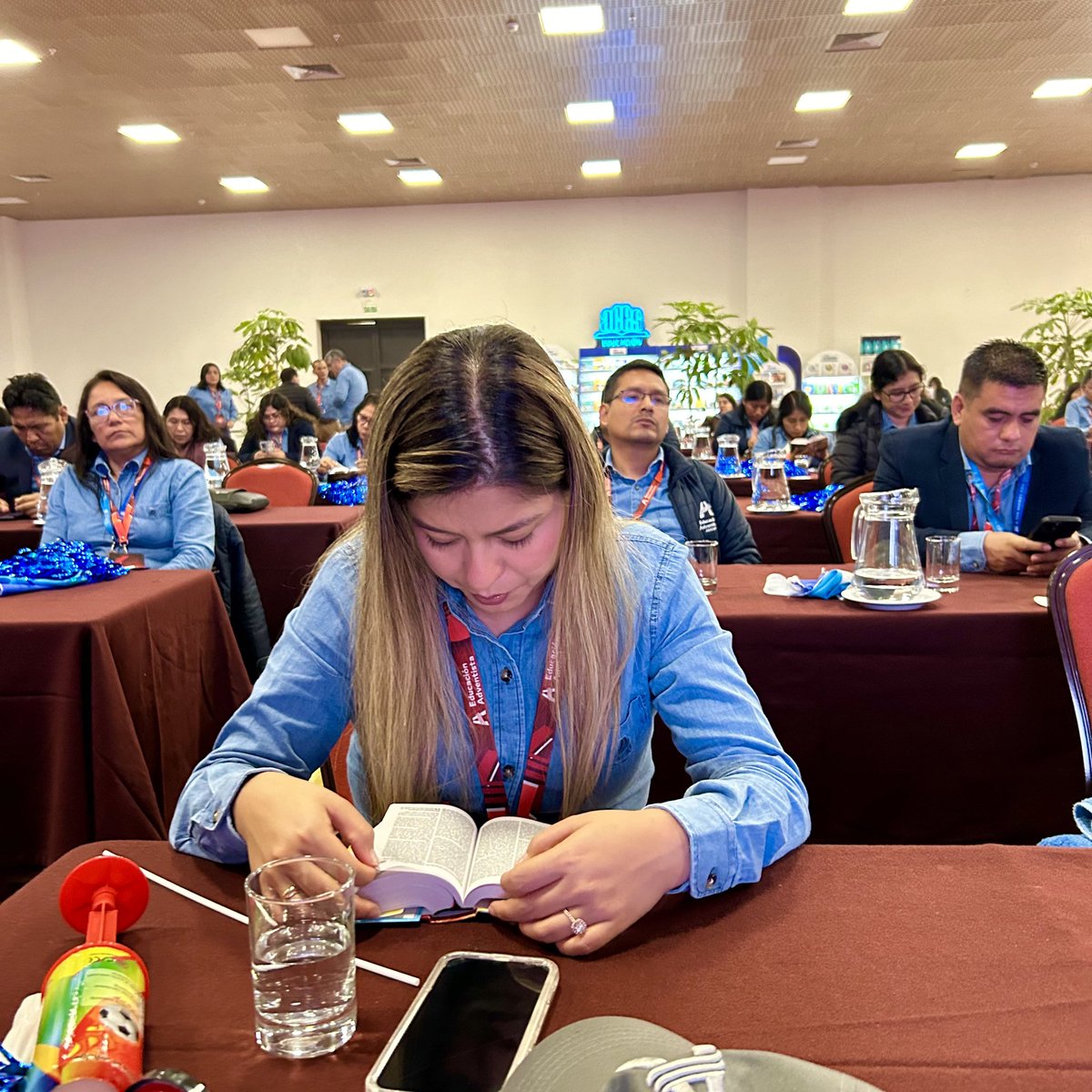 EducacionUPN's tweet photo. #CADEUPN | Pr. Daniel Montalvan brindó a los líderes educativos un mensaje especial, donde nos instó a seguir pidiendo a Dios por su Espíritu Santo para que nuestra lámpara no se apague y estar listos para el pronto regreso de Cristo. 🕯️🙏🏻 #OurMasterIsComing https://t.co/0dEmjCMRU8