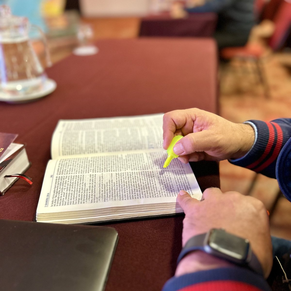 EducacionUPN's tweet photo. #CADEUPN | Pr. Daniel Montalvan brindó a los líderes educativos un mensaje especial, donde nos instó a seguir pidiendo a Dios por su Espíritu Santo para que nuestra lámpara no se apague y estar listos para el pronto regreso de Cristo. 🕯️🙏🏻 #OurMasterIsComing https://t.co/0dEmjCMRU8