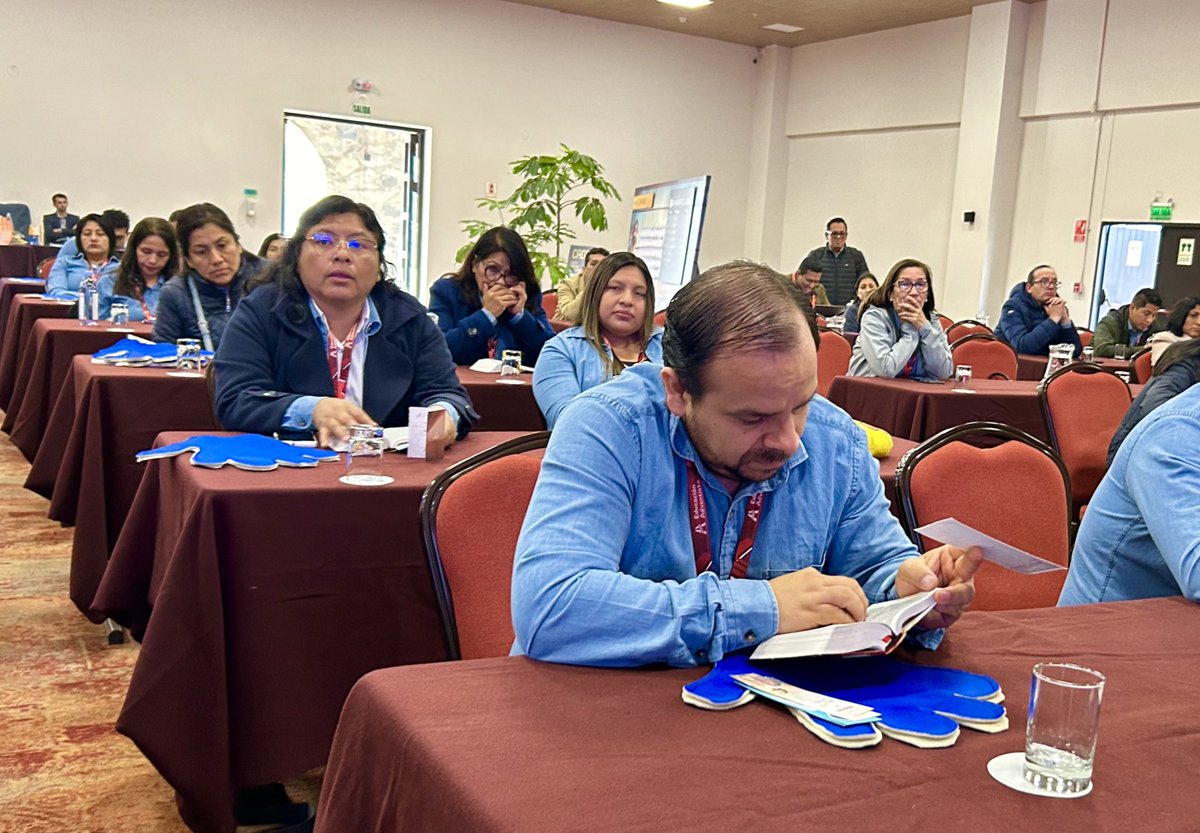 EducacionUPN's tweet photo. #CADEUPN | Pr. Daniel Montalvan brindó a los líderes educativos un mensaje especial, donde nos instó a seguir pidiendo a Dios por su Espíritu Santo para que nuestra lámpara no se apague y estar listos para el pronto regreso de Cristo. 🕯️🙏🏻 #OurMasterIsComing https://t.co/0dEmjCMRU8