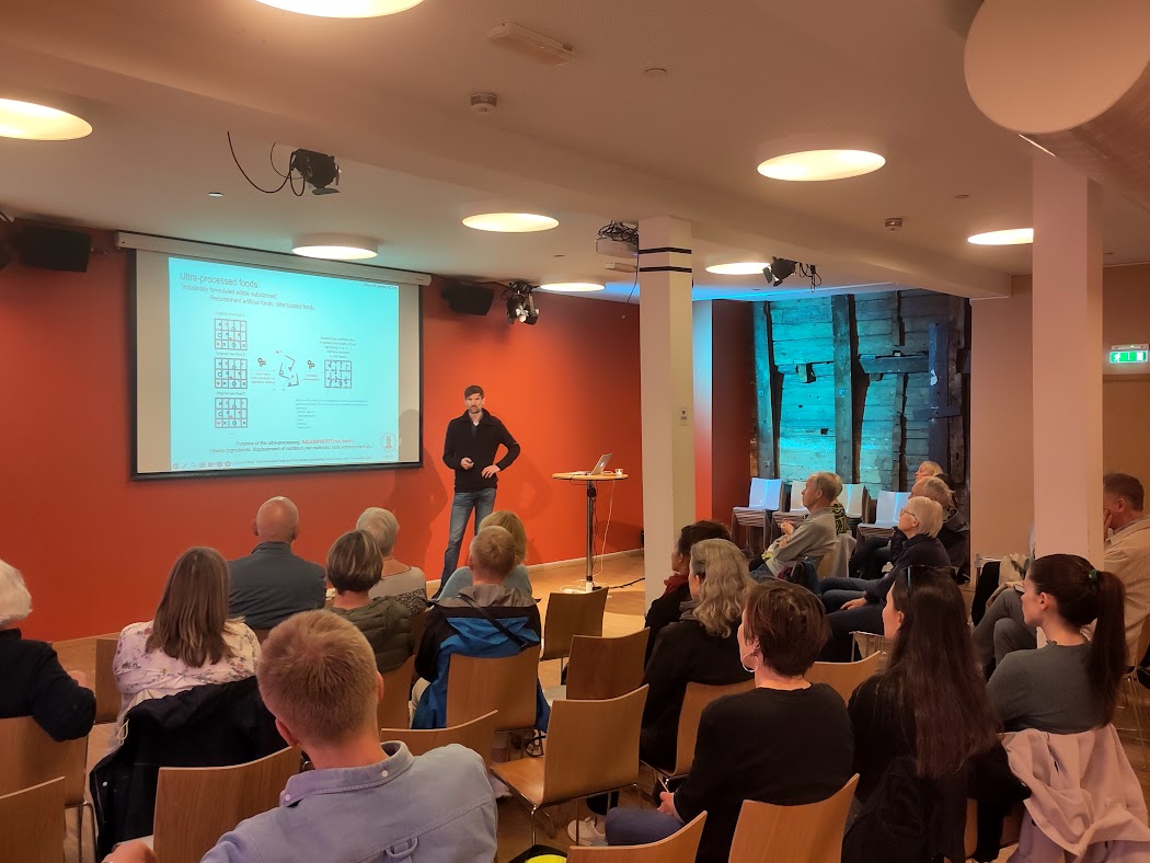 SFVitenskapene's tweet photo. Under gårsdagens foredrag på @LitthusBergen delte @simondankel et innblikk i  dagsaktuell forskning om ultraprosessert mat og dens helsemessige påvirkning, samt faglig usikkerhet omkring gjeldende kostråd. https://t.co/aL3rJMN38u