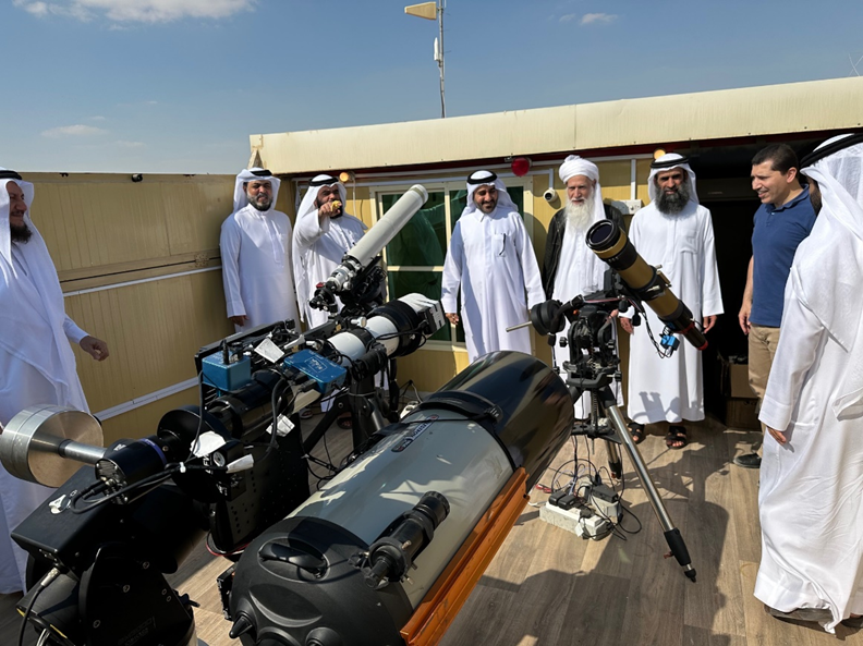 AstronomyCenter's tweet photo. قام مرصد الختم الفلكي من صحراء أبوظبي بتحري هلال شهر ذي الحجة اليوم الخميس 06 يونيو 2024م باستخدام أحدث التقنيات المتوفرة في العالم الإسلامي، من خلال تلسكوب مخصص لرصد الأهلة وكاميرا رقمية فائقة الدقة. 

وجرى التحري بشكل مستمر لمدة 8 ساعات من الساعة 10:30 صباحا وحتى غروب القمر، وأمكن رؤية كوكب المشتري وكوكب عطارد ونجم الدبران خلال الرصد، وذلك للتأكد من دقة عمل وتوجيه الأجهزة، وكان الجو صافيا. 

ولم نتمكن من رؤية هلال شهر ذي الحجة على الرغم من تكديس حوالي 200 صورة لموقع الهلال، وهو ما يتفق مع الحسابات الفلكية المسبقة.