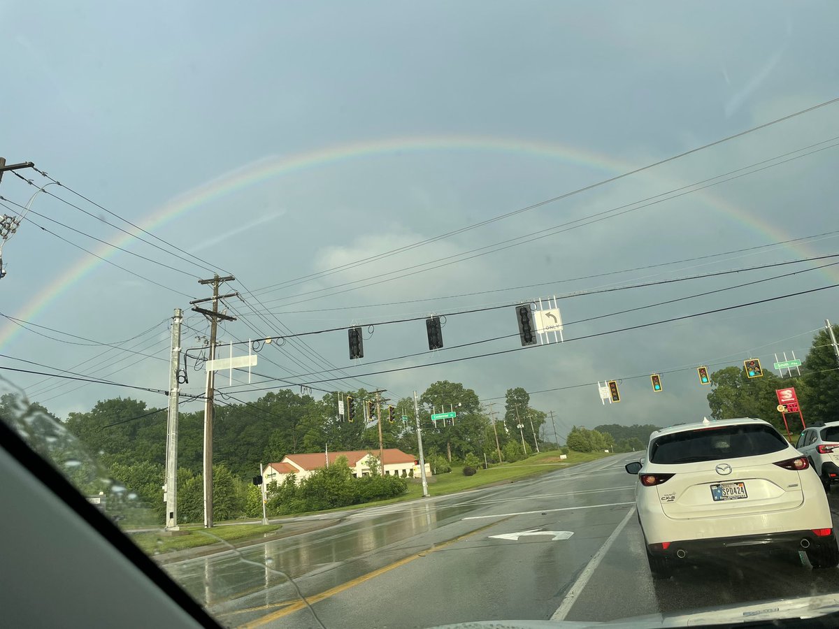 ChelsiColwell's tweet photo. Eets a rainbow https://t.co/YtIEZ9DCmq