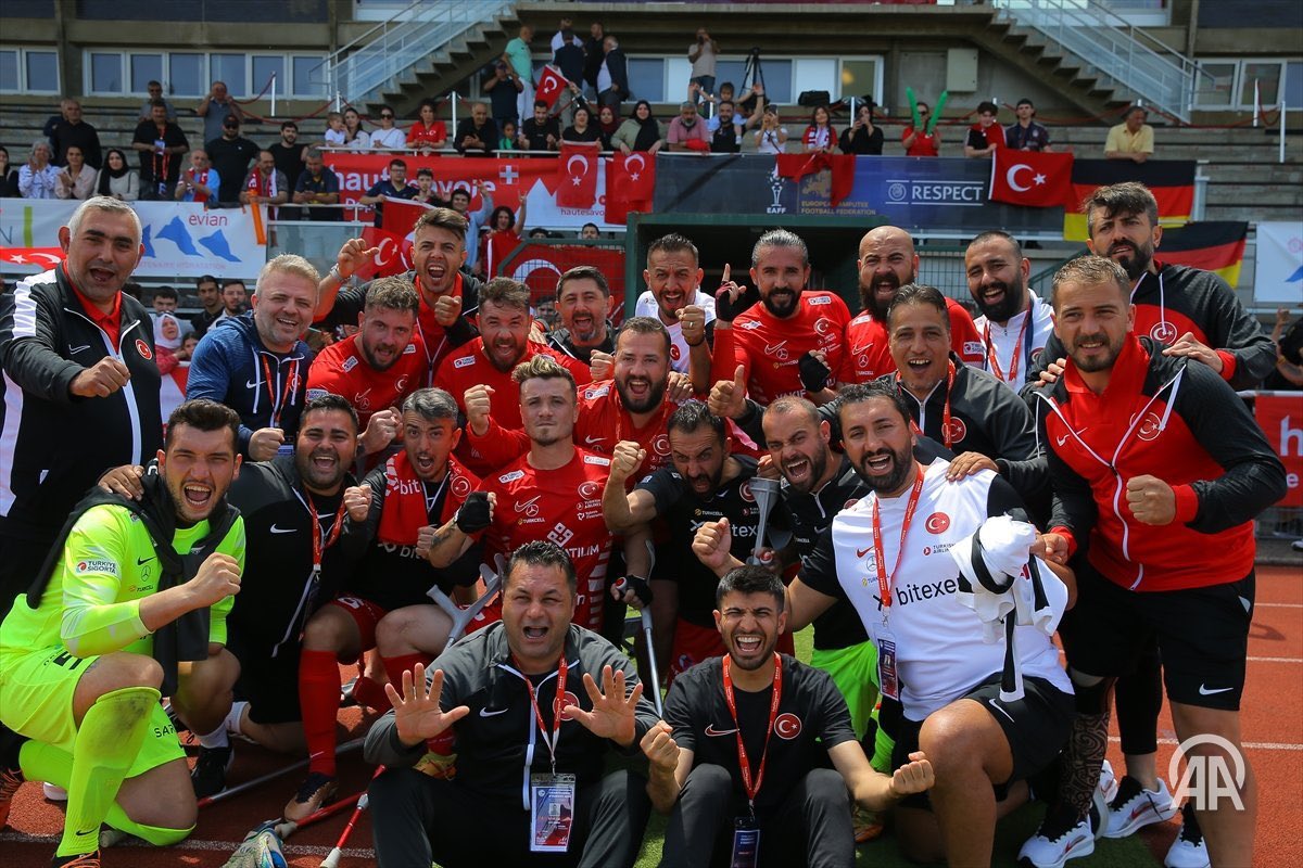 Ampute Milli Takımımız, Avrupa Şampiyonası'nda Almanya'yı 11-0 mağlup ederek yarı finale yükseldi.

Sizlerle gurur duyuyoruz. Tebrikler. 🇹🇷