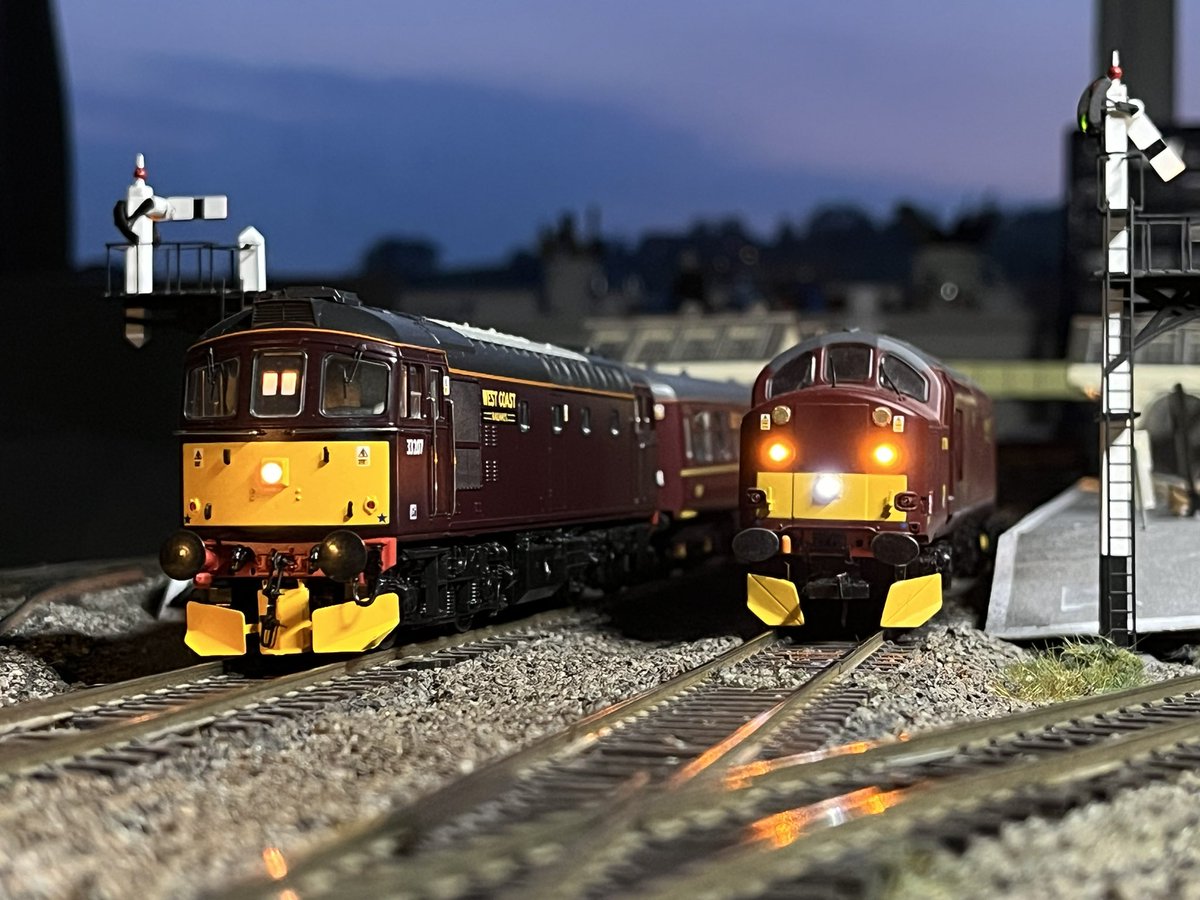 Having traversed the Cornish Branch lines top and tail, 37706 runs round at Gwinear Lane to join 33207 for an all out assault of the Devon banks……….
#TMRGUK