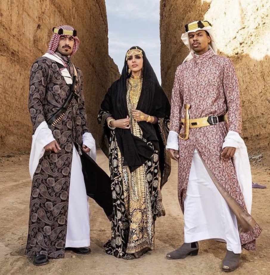 wana_visualss's tweet photo. 🇸🇦 Najdi Ardha, alternatively know as the Saudi sword dance, often features men dressed in exquisite and regal garments. 

The North and Central Arabians held the belief that a man should wear his most valuable and finest garments when he goes to war in the hopes of either prevailing over his enemies, or meeting his untimely demise dressed to the best of his ability.