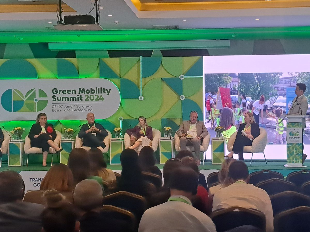 BicikloMe's tweet photo. Naš Dejan Tofčević na #GreenMobilitySummit u Sarajevu govori o stanju održive urbane mobilnosti u Crnoj Gori iz ugla civilnog sektora.
Regionalni samit, u organizaciji Transportne zajednice i GIZ-a, okupio je aktere iz oblasti saobraćaja iz cijelog regiona i šire. https://t.co/UMcWm2fY38
