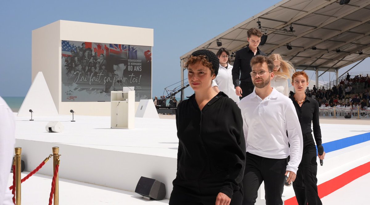 ofaj_dfjw's tweet photo. Des émotions fortes à #OmahaBeach ! 14 historiens, comédiens &amp; dramaturges 🇩🇪🇫🇷🇬🇧🇺🇸🇨🇦 🇺🇦🇱🇹 touchent avec leur performance scénique qui présente le débarquement en Normandie. Ils démontrent : l'engagement des jeunes pour la démocratie &amp; la paix n'a jamais été aussi important #DDay https://t.co/GefT0NpHMS