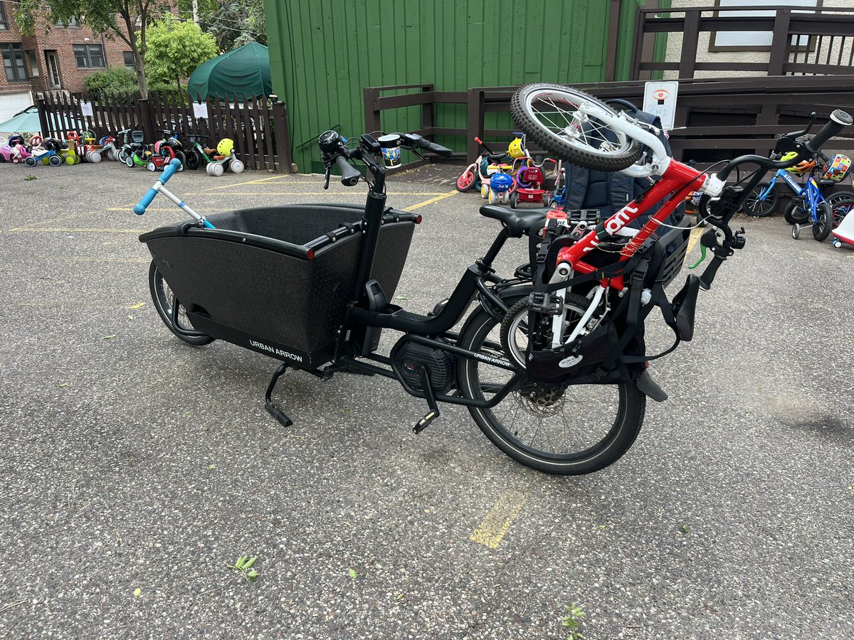 financialpanthe's tweet photo. Bike day at daycare means rolling up with a bike, a scooter, and two kids. Couldn't fit the bike in with both kids in there too, so strapped it to the side with the Bakkie Bag. https://t.co/cVfAg4JY1I