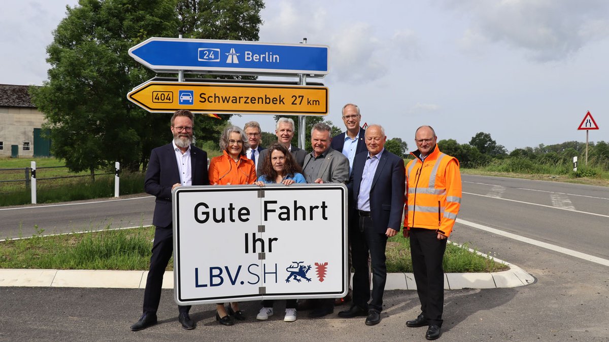lbv_sh's tweet photo. Bundes-Staatssekretärin Henckel und Minister Madsen geben letztes Teilstück der ausgebauten B 404 im Kreis Stormarn frei!

Mehr Infos: https://t.co/2ftRfJT92B

#derechtenorden #lbvsh https://t.co/JdfDFcVgTl