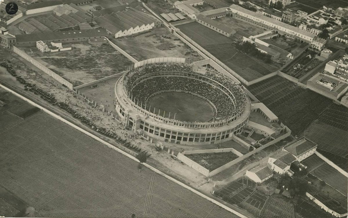 SevillaInsolita's tweet photo. Tal día como hoy hace 106 años (1918) en la ave/ de Eduardo Dato se inauguraba la desaparecida plaza de toros de La Monumental. 

Falsos argumentos de problemas estructurales, unidos a la muerte del torero Joselito, auténtico mentor de la plaza, originaron que en 1921 cerrase. https://t.co/iBvmcPNjyA
