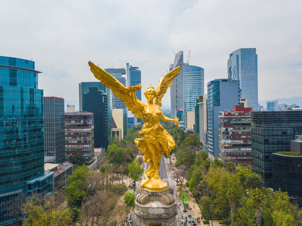 Estrofa 1
Ciña ¡oh Patria! Tus sienes de oliva,
de la paz el arcángel divino,
que en el cielo tu eterno destino,
por el dedo de Dios se escribió.
Mas si osare un extraño enemigo,
profanar con su planta tu suelo,
piensa oh Patria querida! que el cielo,
un soldado en cada hijo te