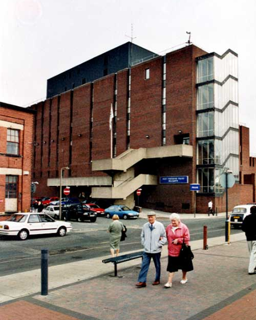 LeedsLife_'s tweet photo. Can you guess where this photo was taken back in 1999? 🤔 👀

Photo from https://t.co/ig4bDqaDqt

#Leeds #leedsbackintheday #leedshistory https://t.co/k79RORXUOZ