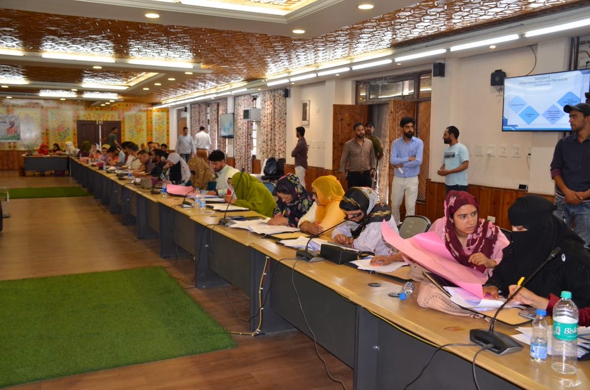 jkrddpr's tweet photo. #RDPR organized a two-day workshop on #VRPR & #GPDP in Srinagar. Secy RD&PR Dr. Shahid Iqbal Choudhary urged active #SHG participation in village development plans. Over 200 participants were trained as #mastertrainers, focusing on essential skills for effective implementation… https://t.co/EL09vTkYyd