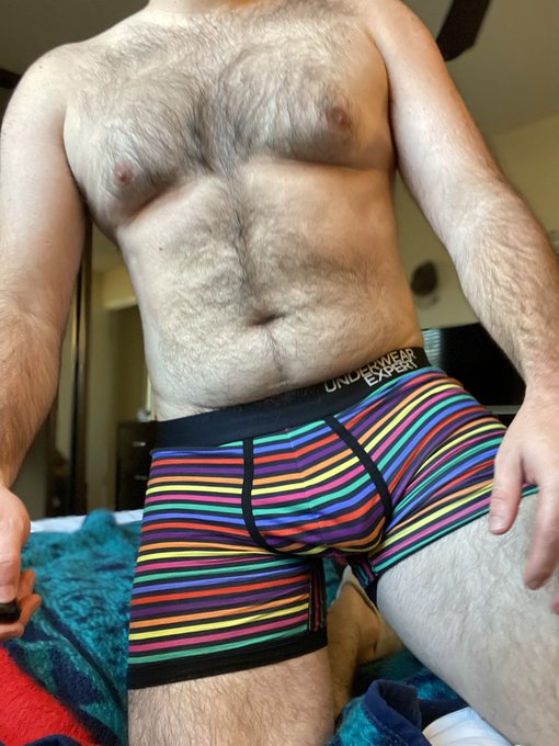 Happy Pride Month gays!!🏳️&zwj;🌈 https://t.co/LteiKKzaNj