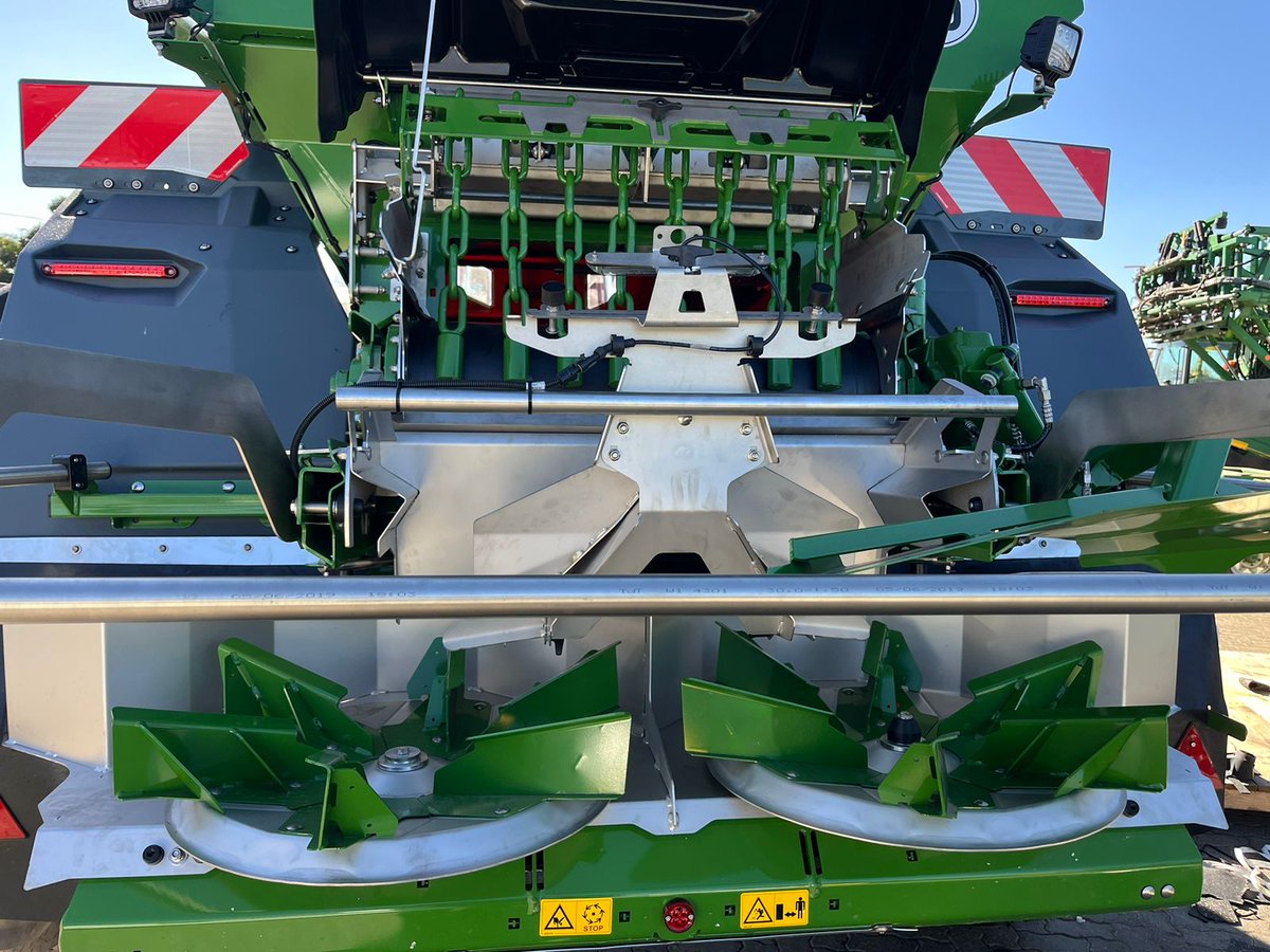 FalconAgriEquip's tweet photo. Prepare to be amazed! This #beauty will be at Val Boeredag!! The 𝗡𝗘𝗪 @Amazone 𝗭𝗚-𝗧𝗫 𝗧𝗿𝗮𝗶𝗹𝗲𝗱 𝗖𝗼𝗺𝗯𝗶 𝗦𝗽𝗿𝗲𝗮𝗱𝗲𝗿 spreads both granular mineral fertilisers and earth-moist limes through one implement using the ISOBUS platform.  #Falcon #amazone #worksforyou! https://t.co/UuqbhlR5hd