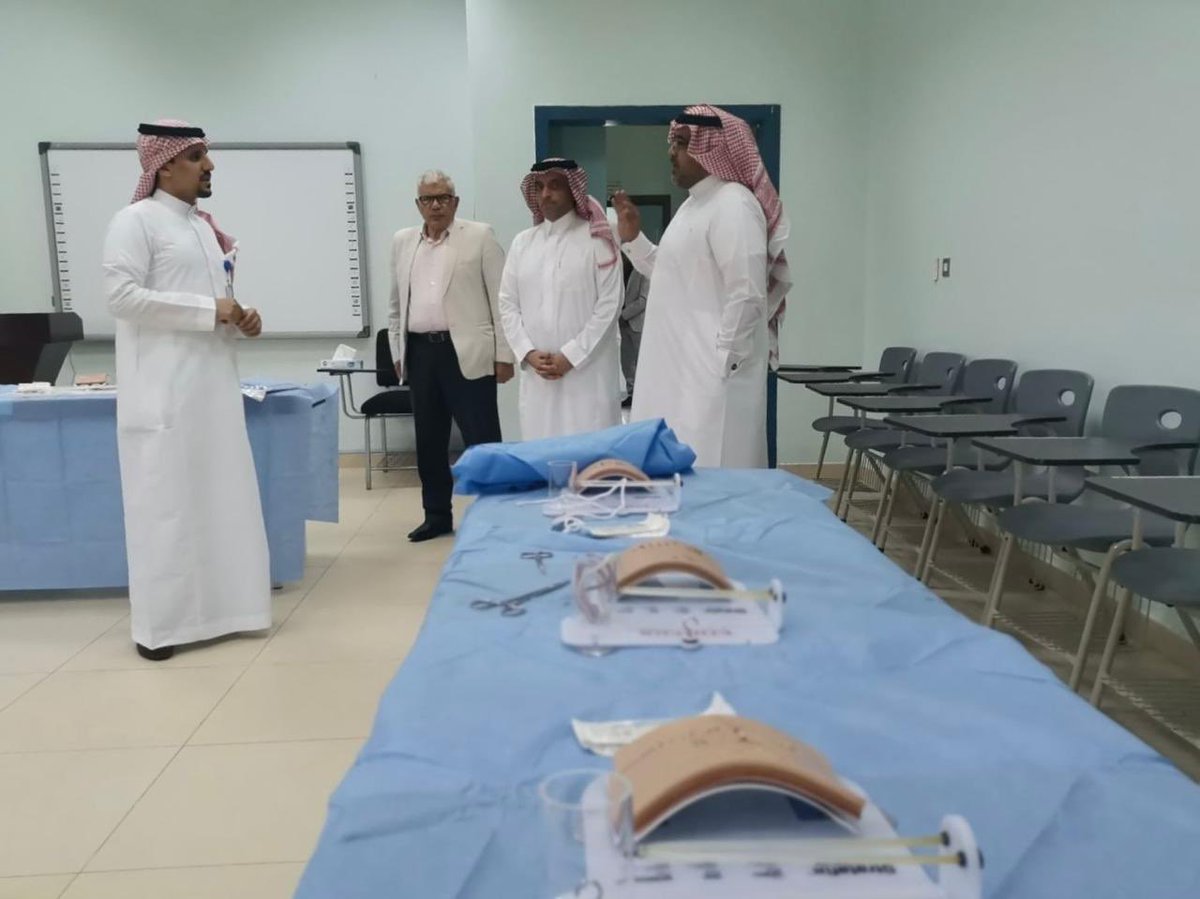 #تغطية | #جامعة_الباحة | نظّمت كلية الطب ممثلة في  قسم الجراحة دورة المهارات الجراحية الأساسية (BOSS course) والمعتمدة بواقع ١٣ ساعة تدريبية معتمدة من الهيئة السعودية للتخصصات الصحية بالتعاون مع المركز الطبي الجامعي والتي أقيمت أنشطتها في معمل المهارات بالكلية . 
وقد تم خلال