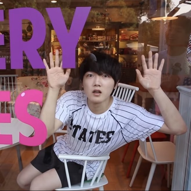 땅언이 고독방도 다녀가고 몽구랑 공채도 다녀갔구나
뒤늦게서야 확인하고 사진처럼 핸드폰 액정에 매달려있는중〰️🫠