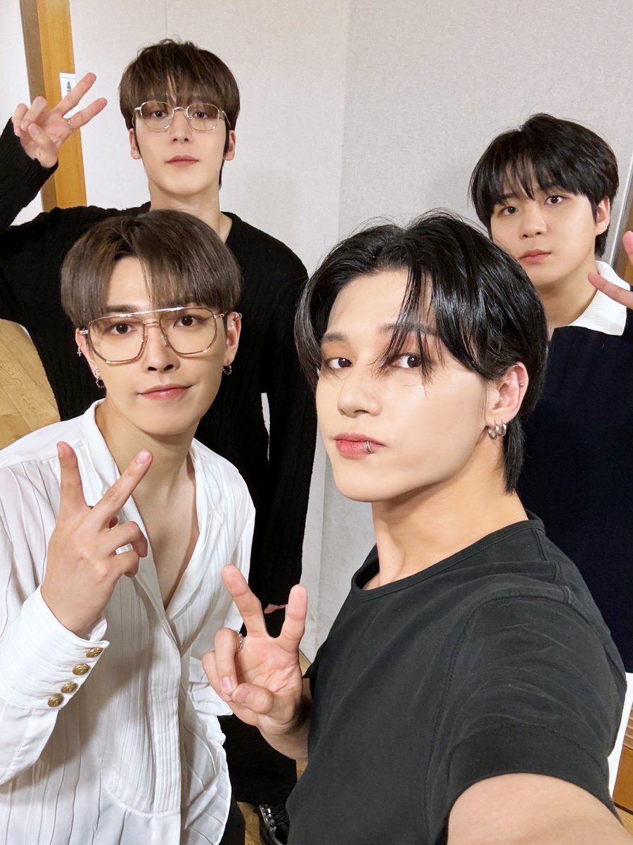 ATEEZofficial's tweet photo. ⚠ WORKING TEEZ ⚠
⠀
오늘의 WORKING TEEZ를 공개합니다👀🌟
⠀
티니를 만나러 가는 발걸음은
언제나 가벼운 티즈😍
아낌없이 건네주는 응원과 사랑의 말들을 
마음 깊이 간직할게요❤
⠀
#ATEEZ #에이티즈
#GOLDENHOUR #GOLDENHOUR_Part1 #WORK https://t.co/xKMPHyMbbJ