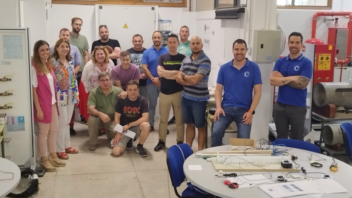 🔌Muchas gracias, Antonio y Javier <a href="/Cegelux2050/">CEGELUX 2050 INSTALACIONES SL</a> ‼️
Utilizando la maqueta que realizaron para el taller como recurso para explicar las instalaciones de enlace. .. y después foto de familia📸🎊