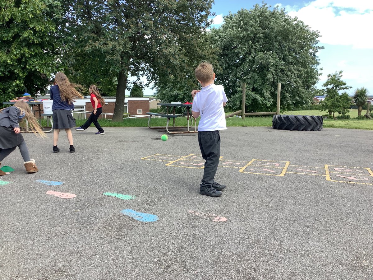 Y1AngramBank's tweet photo. We have been fielders in our P.E lesson today. We learnt that the best way to catch a rolling ball was to overtake it first! https://t.co/9pemJFpw5y