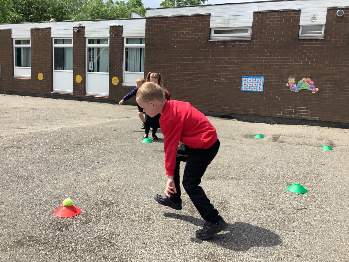 Y1AngramBank's tweet photo. We have been fielders in our P.E lesson today. We learnt that the best way to catch a rolling ball was to overtake it first! https://t.co/9pemJFpw5y