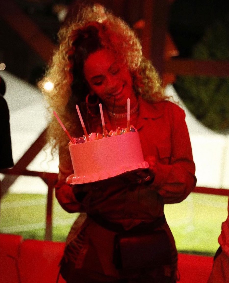 BiancaThornton_'s tweet photo. cheers to another year! 🍾 https://t.co/owmYsegdS7