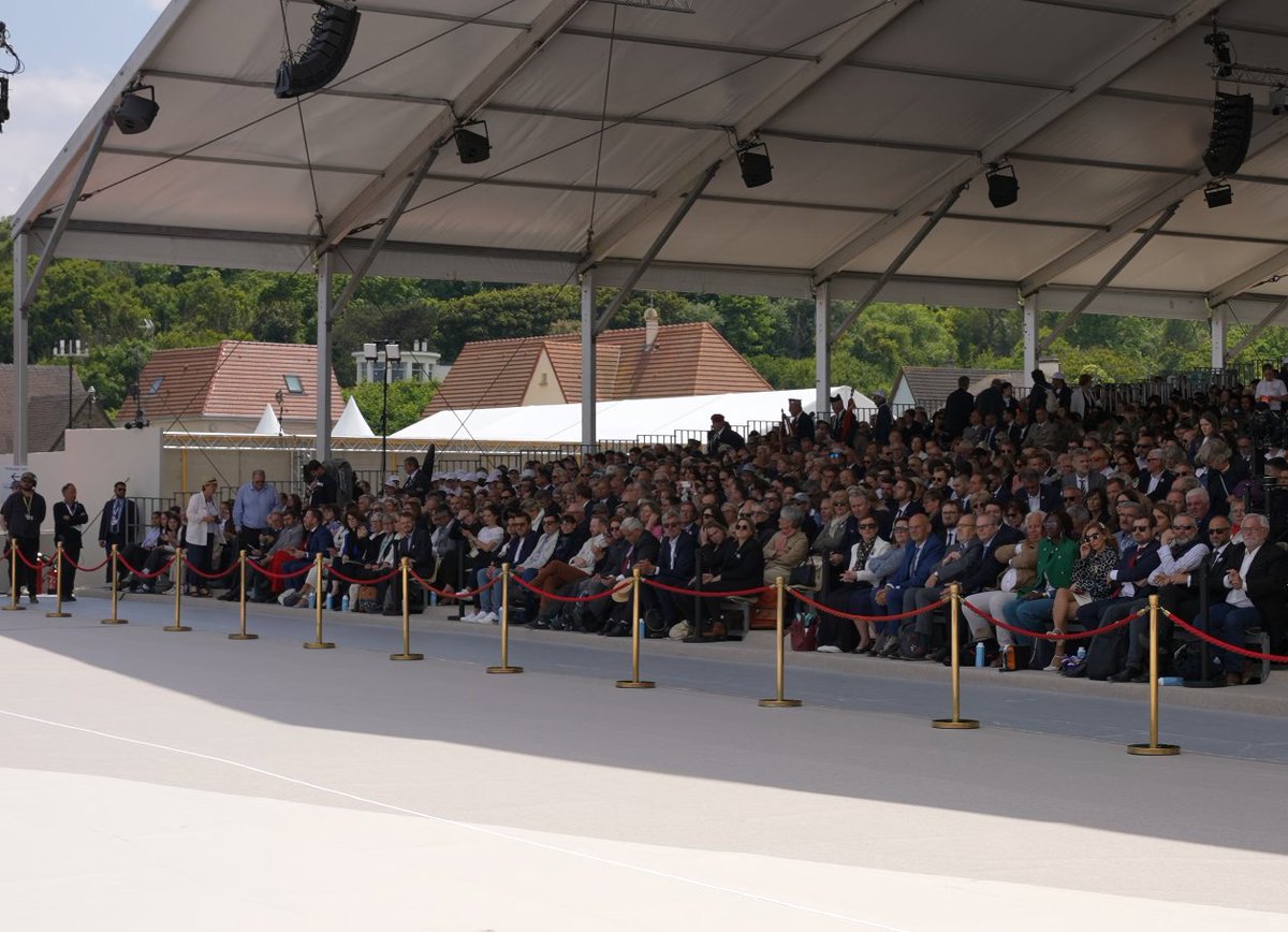 ofaj_dfjw's tweet photo. Des émotions fortes à #OmahaBeach ! 14 historiens, comédiens &amp; dramaturges 🇩🇪🇫🇷🇬🇧🇺🇸🇨🇦 🇺🇦🇱🇹 touchent avec leur performance scénique qui présente le débarquement en Normandie. Ils démontrent : l'engagement des jeunes pour la démocratie &amp; la paix n'a jamais été aussi important #DDay https://t.co/GefT0NpHMS