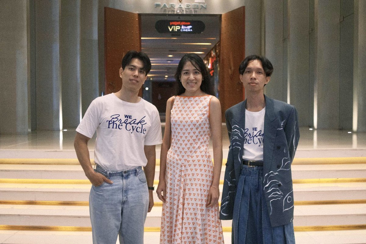 Pannika_FWP's tweet photo. Review: Breaking the Cycle หนังของผู้ไม่ยอมจำนน และเชื่อในการเปลี่ยนแปลง 

วันนี้ได้ไปดูหนัง Breaking the Cycle ตั้งใจไปดูรอบแรกวันแรก ถึงจะมีปัญหาขัดข้องหน้าโรงจากการที่รหัสเปิดหนังส่งมาช้าจนต้องไฝว้กันเล็กน้อย แต่ก็ได้ดูในที่สุด ยังแอบคิดว่า ไอ้พรรคอนาคตใหม่นี่ ขนาดมาเป็นหนัง ยังจะต้องยากลำบาก ต้องไฝว้กันตลอดเวลาทุกขั้นตอน ไม่มีช่วงเวลาสบายๆ เหมือนคนอื่นเขามั่งเลย 🥹
.
.
ความรู้สึกแรกที่ได้จากหนังเรื่องนี้ ไม่ใช่เรื่องของอนาคตใหม่เลย แต่เป็นแรงกระแทกจากฉากต่อต้านรัฐประหาร ที่ถูกใช้เปิดเรื่อง ในฐานะคนที่เป็นนักข่าวในช่วงรัฐประหาร เรารู้อยู่เต็มอกว่าการต่อต้านรัฐประหารผุดขึ้นทั่วประเทศ ในลักษณะ organic กระจัดกระจาย เกิดจากผู้คนธรรมดาที่ “ไม่ทน” กับการรัฐประหาร แต่ภาพเหล่านี้เป็นภาพต้องห้าม สื่อถูกควบคุมเข้มงวดไม่ให้เผยแพร่ภาพเหล่านี้ นี่คือวิธีการกดปราบประชาชน ทำให้พวกเราเชื่อว่าในประเทศนี้ ผู้คนยอมจำนนและชินชากับรัฐประหาร ไม่มีใครลุกขึ้นสู้

ฉากเริ่มของหนังจึงเป็นตัวเปิดที่มีพลัง และสะท้อนสิ่งที่หนังพยายามสื่อตลอดเรื่อง

นี่ไม่ใช่หนังของธนาธรหรืออนาคตใหม่ แต่คือการบันทึกเสี้ยวสำคัญของประวัติศาสตร์การต่อสู้ของกลุ่มคนที่ไม่ยอมจำนน และต้องการ Break the Cycle ของวงจรอุบาทว์การรัฐประหาร การกดขี่ด้วยกลไกอำนาจรัฐและปลายกระบอกปืน

ประโยคที่ประทับใจที่สุดจากหนังเรื่องนี้ ก็ไม่ใช่จากคนของอนาคตใหม่ แต่เป็นของ อ.ลลิตา หาญวงศ์ ที่บอกว่า “มันไม่มีใครแบกความหวังของคนทั้งชาติได้หรอก และถ้าเราฝากความหวังไว้ที่คนคนเดียว เขาก็จะทุบทำลายคนคนนั้นให้จงได้” 

พรรคอนาคตใหม่ไม่ใช่ความหวัง ไม่ใช่ฮีโร่ที่จะขี่ม้าขาวมาสร้างความเปลี่ยนแปลงให้ประเทศ เราเป็นแค่ผู้ ”สั่นกระดิ่งในหัวใจ“ ปลุกประชาชนให้ฉุกคิดและกลับมาเชื่อว่าเสียงของพวกเขามีค่า มีความหมาย และมันเปลี่ยนแปลงประเทศนี้ได้จริงๆ 

ขอบคุณเอกและสนุ้ก สำหรับความอดทนตลอด 6 ปี ที่ตามเก็บภาพ บันทึกหน้าประวัติศาสตร์เหล่านี้ไว้ และเรียบเรียงเรื่องราวออกมาได้อย่างสวยงาม เรียบง่าย แต่มีพลัง หนังเรื่องนี้จะว่าไปก็โตขึ้นมาพร้อมๆ กับอนาคตใหม่/ก้าวหน้า/ก้าวไกล พวกเราต่างเป็นพวกคนบ้า ทำเรื่องบ้าๆ ที่ใครๆ ก็เชื่อว่าจะไม่ประสบความสำเร็จ แต่เราก็ยังทำ เพราะเราเชื่อว่ามันเป็นสิ่งที่ต้องทำ และถ้าไม่มีใครทำ พวกเราก็ต้องลุกขึ้นมาทำเอง 

ขอบคุณทุกคนที่เดินทางร่วมกันมากับเรา ตลอดเวลากว่า 6 ปีที่แสนจะยากเย็นและเหน็ดเหนื่อย

อยากบอกทุกคนว่า อนาคตใหม่ ก้าวไกล ไม่ใช่ความหวัง 

พวกคุณประชาชนต่างหาก คือความหวังของเรา 

และนี่คือหนังของพวกคุณ 

เหล่าประชาชนผู้ไม่ยอมจำนน ไม่หมดหวัง และเชื่อในการเปลี่ยนแปลง

ปล. ชุดที่ใส่ไปดูหนังวันนี้ พี่ฌอน Poem เป็นคนต้นคิด เอาผ้าพันคอสินค้าระดมทุนของพรรคอนาคตใหม่มาตัดเป็นเดรส พี่ฌอนตั้งใจให้ใส่ไปงานเปิดตัวหนัง แต่ช่อไม่อยู่วันที่หนังฉายรอบพรีเมียร์ เลยเอามาใส่วันนี้แทน ผ้าพันคอนี้ ช่อใส่อยู่ในหลายฉากที่ปรากฏในหนังด้วย