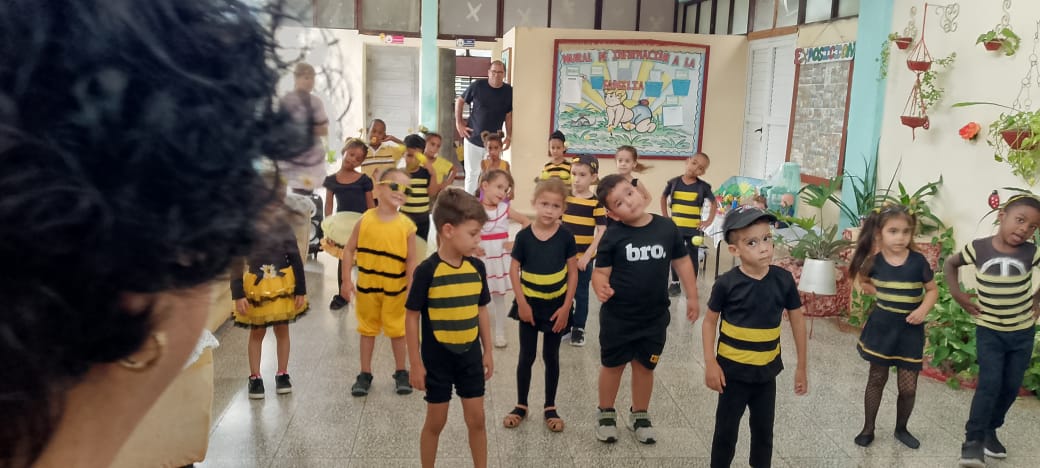 sb_cuadrado's tweet photo. El Círculo infantil Tierno Amanecer, también recibe la #VisitaParlamentariaVC, quienes  intercambian con los niños y maestros. #masielcurbelo #VillaClaraConTodos https://t.co/voKi2Y5TEW