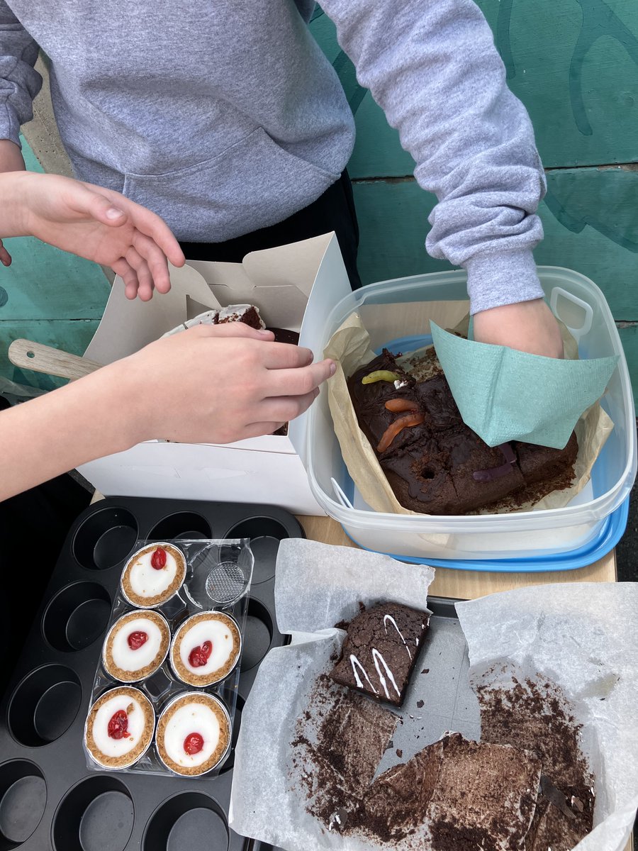 OasisAcademySP's tweet photo. The bake sale was a hit! From chocolate chip cookies to biscoff buttercream cupcakes, our Year 6 pupils and Year 6 teachers outdid themselves! 🍰🍪 #YummyTreats #BakeSaleSuccess https://t.co/yC2lGwb6f9