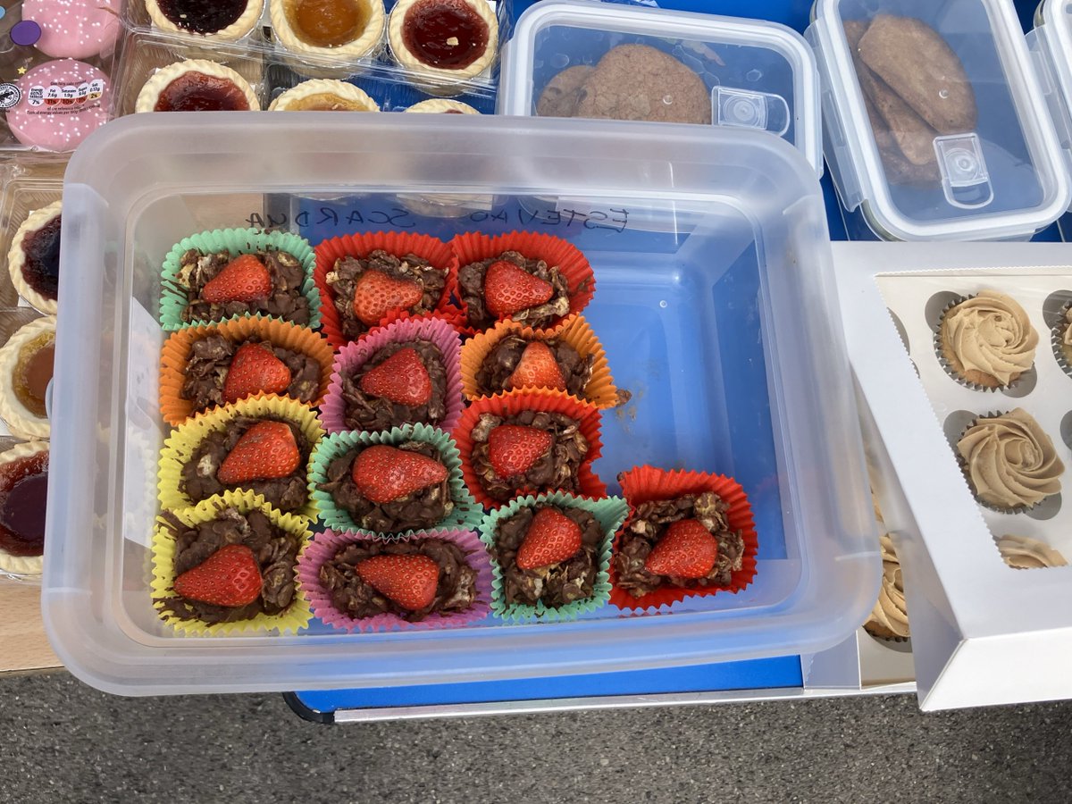 OasisAcademySP's tweet photo. The bake sale was a hit! From chocolate chip cookies to biscoff buttercream cupcakes, our Year 6 pupils and Year 6 teachers outdid themselves! 🍰🍪 #YummyTreats #BakeSaleSuccess https://t.co/yC2lGwb6f9