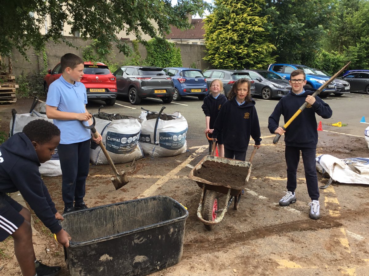 miss_duddy's tweet photo. P7 enjoyed helping out in our new garden this week 🌱👩‍🌾🧑‍🌾🪴 @stcatherinespsy https://t.co/HOkPzN19RX
