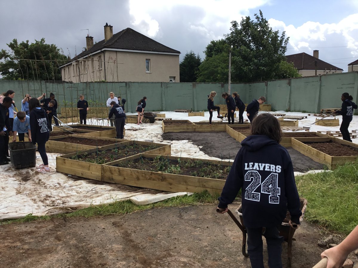 miss_duddy's tweet photo. P7 enjoyed helping out in our new garden this week 🌱👩‍🌾🧑‍🌾🪴 @stcatherinespsy https://t.co/HOkPzN19RX