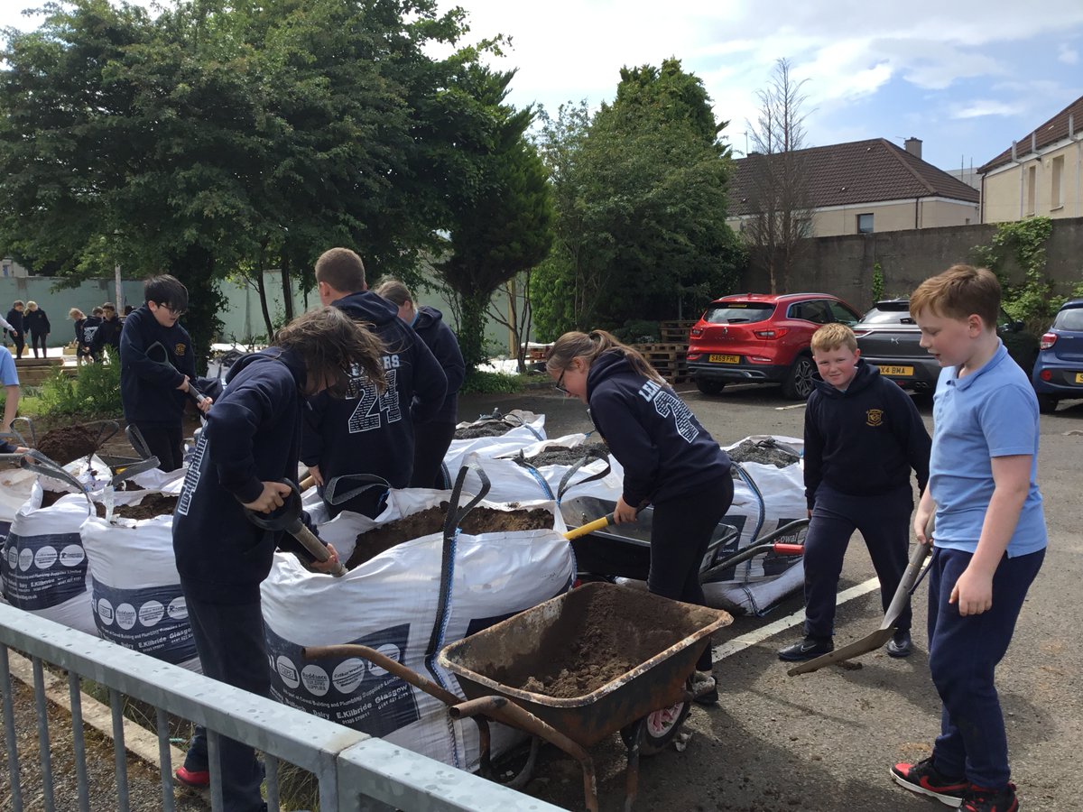 miss_duddy's tweet photo. P7 enjoyed helping out in our new garden this week 🌱👩‍🌾🧑‍🌾🪴 @stcatherinespsy https://t.co/HOkPzN19RX