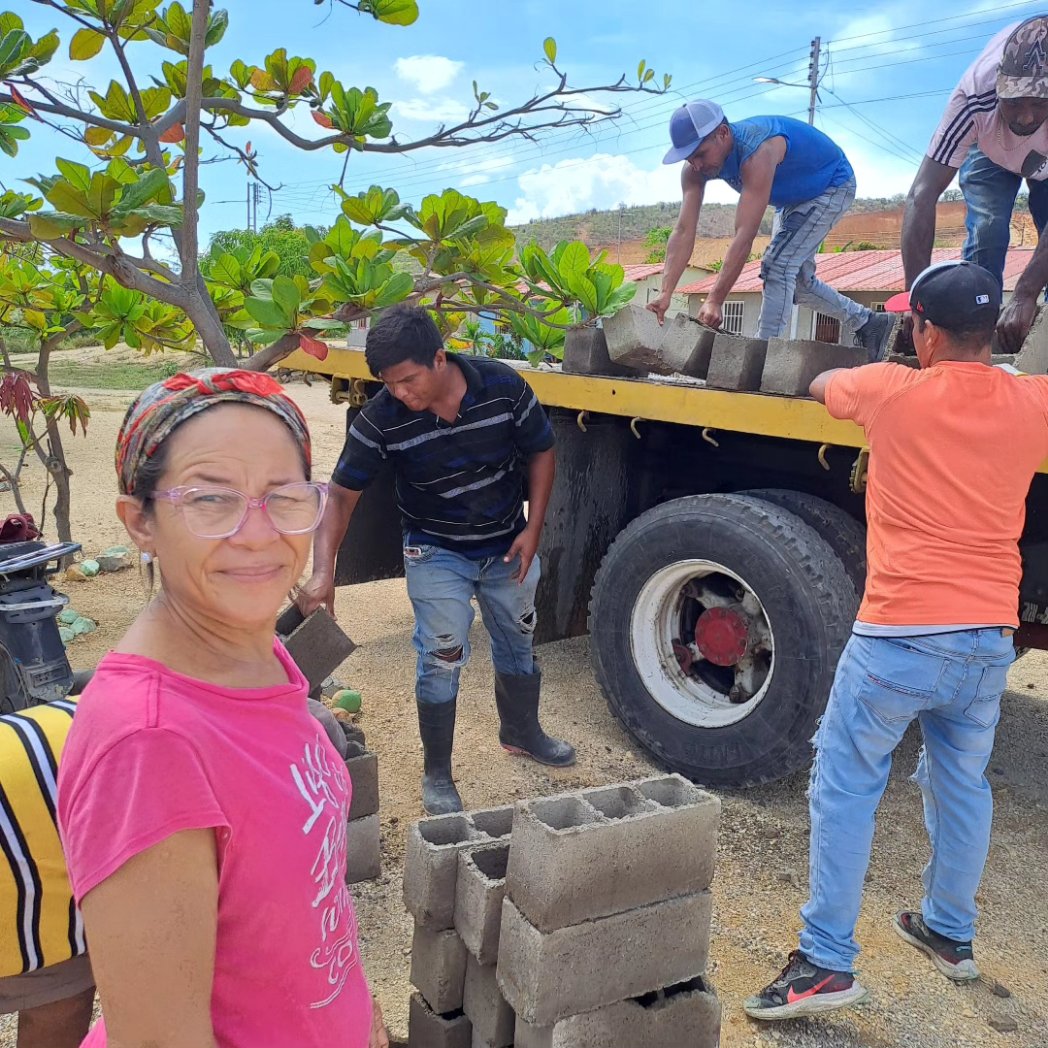 corvisucre02's tweet photo. El gobernador Almte. @GPintoVzla a través de CorviSucre entregó materiales de construcción a la señora Yubis López, quien perdió su vivienda en un incendio ocurrido en la comunidad "La Democracia" de la Llanada

@Minhvi_Oficial

#PuebloLealSiempre https://t.co/DHlEUiy22M