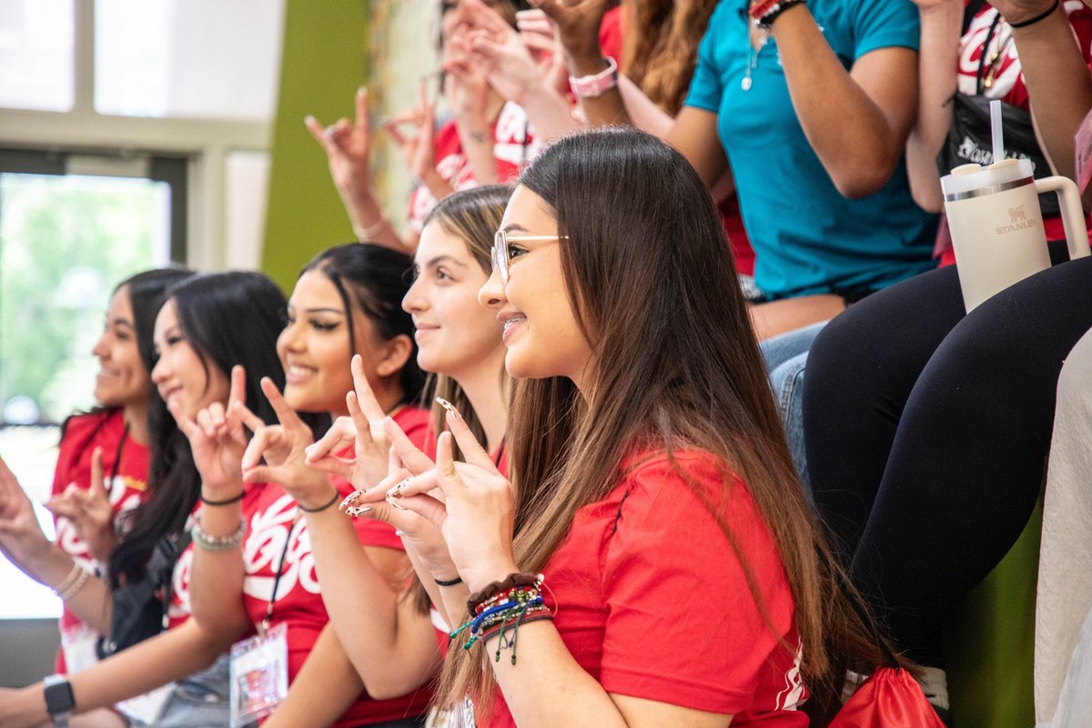 UNM's tweet photo. A big welcome to our New Student Orientation Lobos!! Now this the start of your journey at UNM. Don't be afraid to ask questions even if it's here in this post. ⬇️ https://t.co/amgF5NGx1y