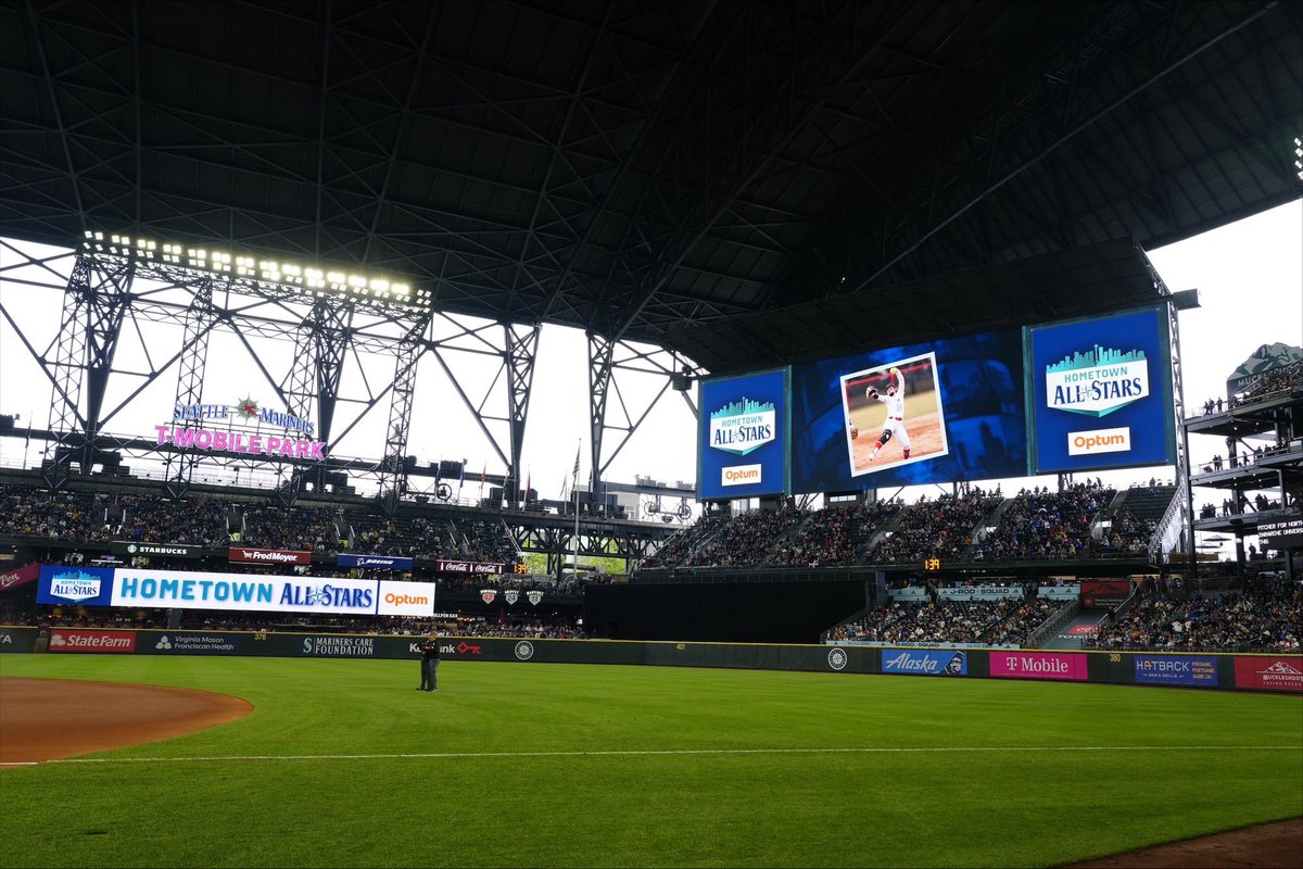 NNUSports's tweet photo. Last weekend, Sidney Booth, a Puyallup native, was recognized by the Mariners as a Hometown All-Star!

The program honors PNW locals who have distinguished themselves by selflessly working to improve the communities in which they live and serve.

Congrats on the honor, Sid! https://t.co/0wpeAdqkMb
