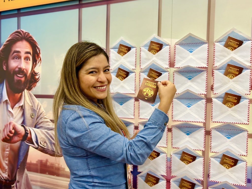 EducacionUPN's tweet photo. 🛂¡Llegamos al día 3️⃣! Cada líder educativo recibe “El pasaporte hacia la eternidad” donde encuentran promesas bíblicas sobre la segunda venida de Jesús. 🎺🙏🏻 #OurMasterIsComing https://t.co/0z6kNxChOY