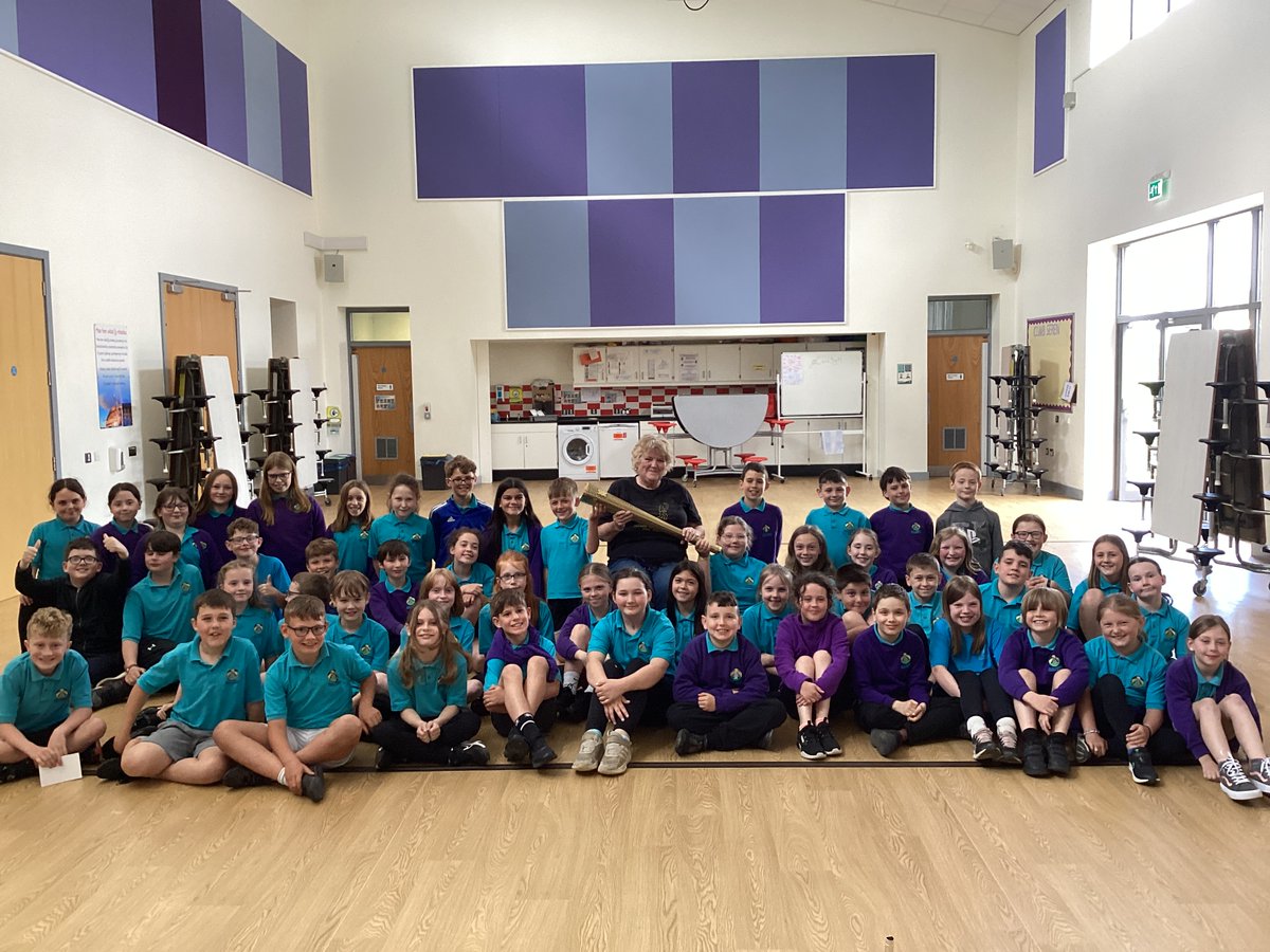 CarregHirfaen's tweet photo. Diolch enfawr i Mrs Wilson am ddod mewn prynhawn yma i siarad am ei phrofiad o gario’r tortsh Olympaidd ac am ei gwaith gwirfoddol. Profiad arbennig, a phawb wedi mwynhau clywed yr hanes a chael cyfle i ddal y tortsh! #ymaacacwCH #ThemaCH #RhosCH #FanaCH https://t.co/1Q5pwQFvLy