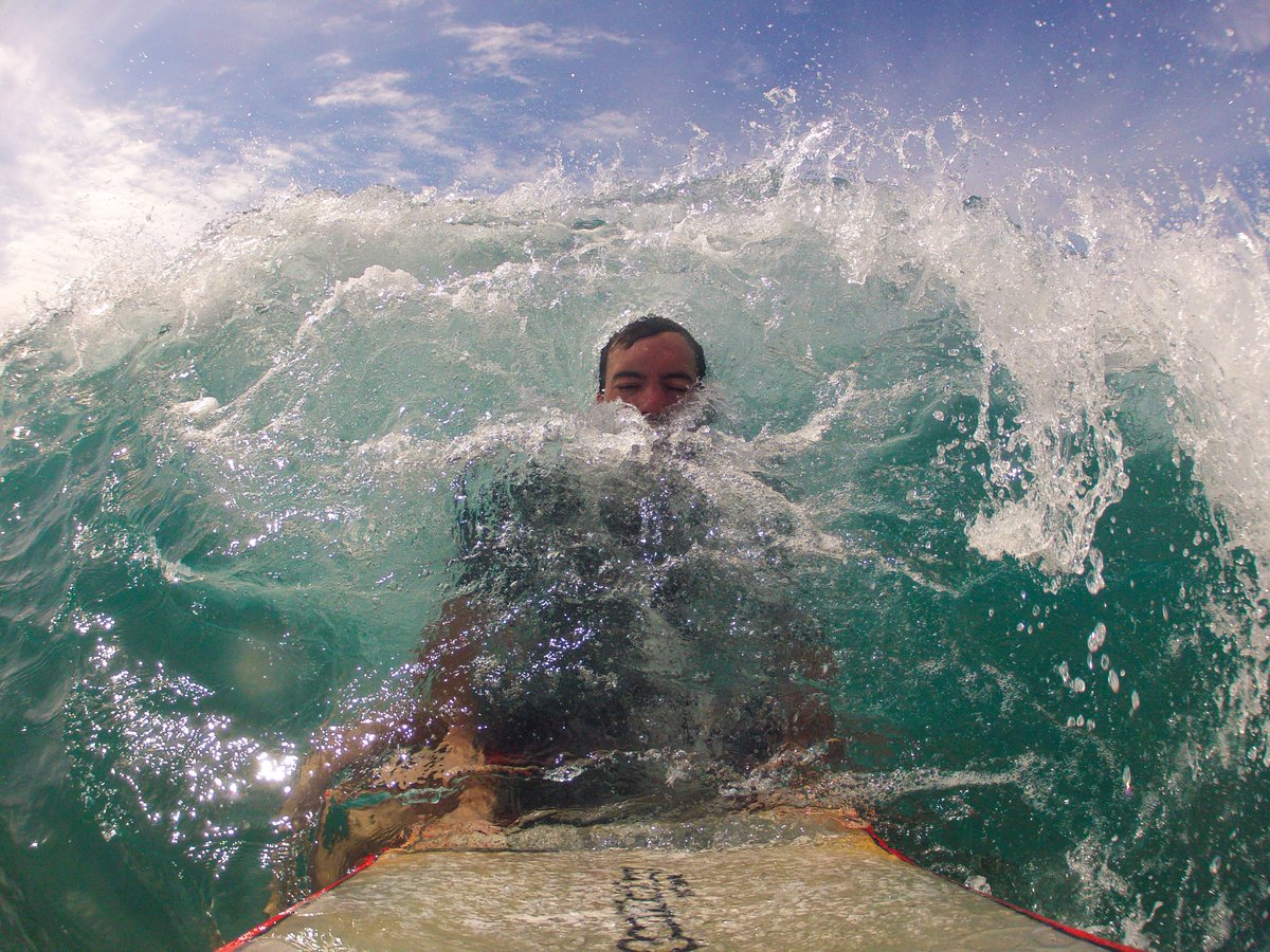 osvald_2's tweet photo. @orange_es #hellomoto una desde la orilla del océano en la que salga surfeando bajo una gran ola azul, brillante  y transparente...no cómo las fotos que me salen desde la tabla :P https://t.co/2edOiBj7CA