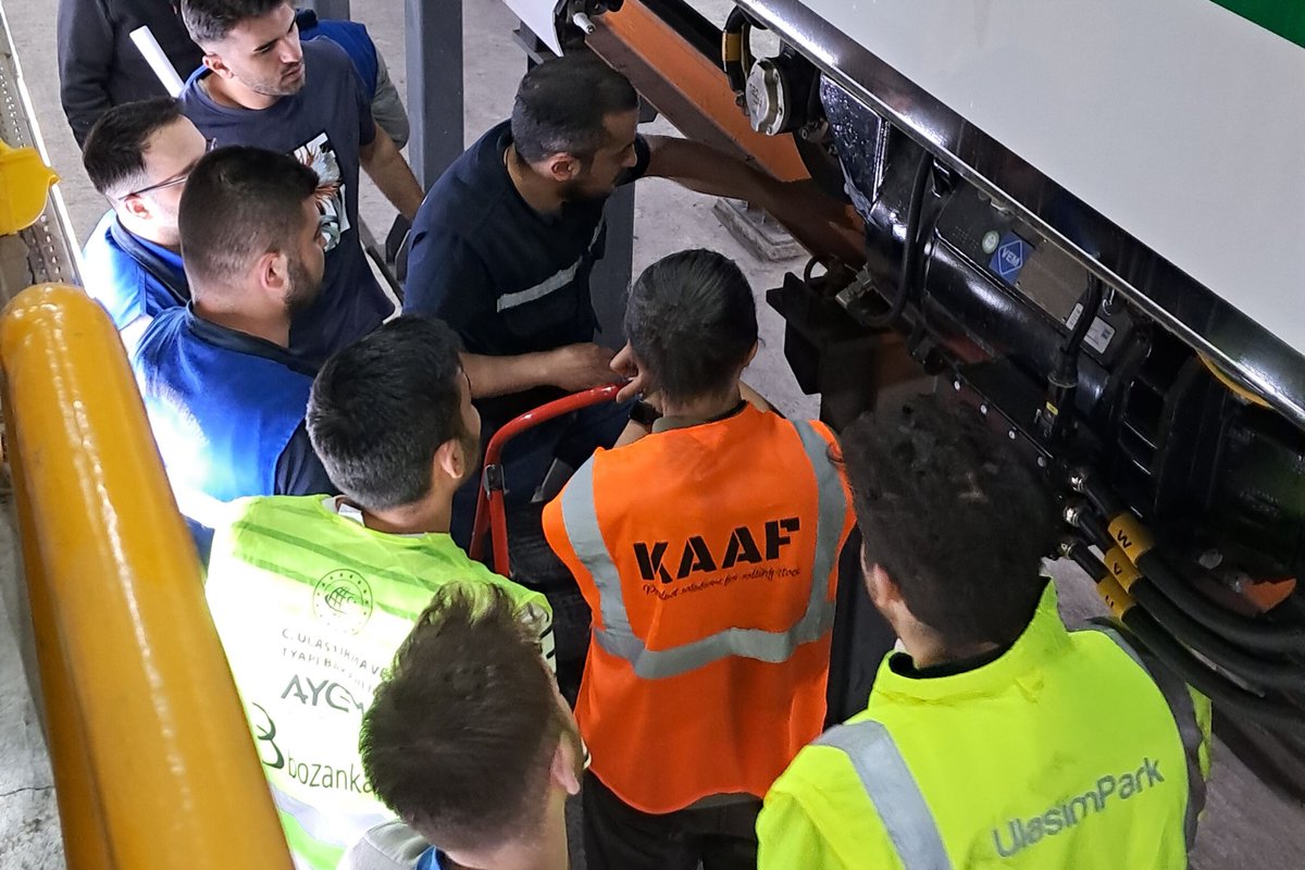 kaafrail's tweet photo. 🚋 Bozankaya A.Ş.'nin Kocaeli Ulaşımpark Ulaştırma Hizmetleri Ticaret Anonim Şirketi için ürettiği tramvaylar Kaaf Kumlama Sistemleri ile donatıldı!
 
Bu sistemlerin kullanım, bakım ve onarım süreçlerini kapsayan kapsamlı bir eğitim programını başarıyla tamamladık. https://t.co/IgtRpUCPBn