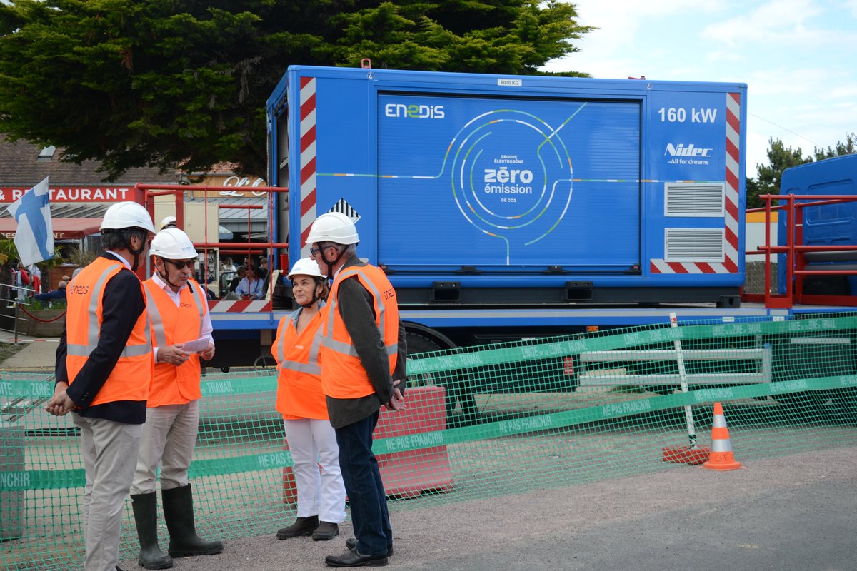 enedis's tweet photo. Pour le 80ème anniversaire du #Débarquement en Normandie, les équipes @enedis_normand se sont mobilisées pour sécuriser l’alimentation électrique de l'événement avec en renfort un groupe électrogène sur batteries, sans émissions de CO2.
https://t.co/2VKOwGD6ga

#DDAY80 #6juin https://t.co/rVbUGAOzCf