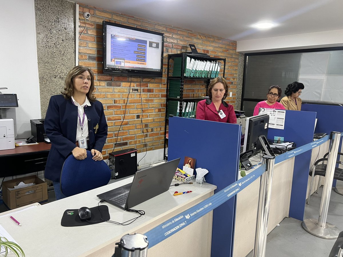 EducacionZ7_Ec's tweet photo. 📚✨ El coordinador @FavioAndresV, mantuvo una reunión de trabajo en el Distrito 11D01 Loja, para motivar el trabajo desplegado por el personal y presentarse como nueva autoridad Zonal.

Se abordaron temas enfocados en mejorar la atención a la ciudadanía.

#ElNuevoEcuadorResuelve https://t.co/suC9E0Pqx4