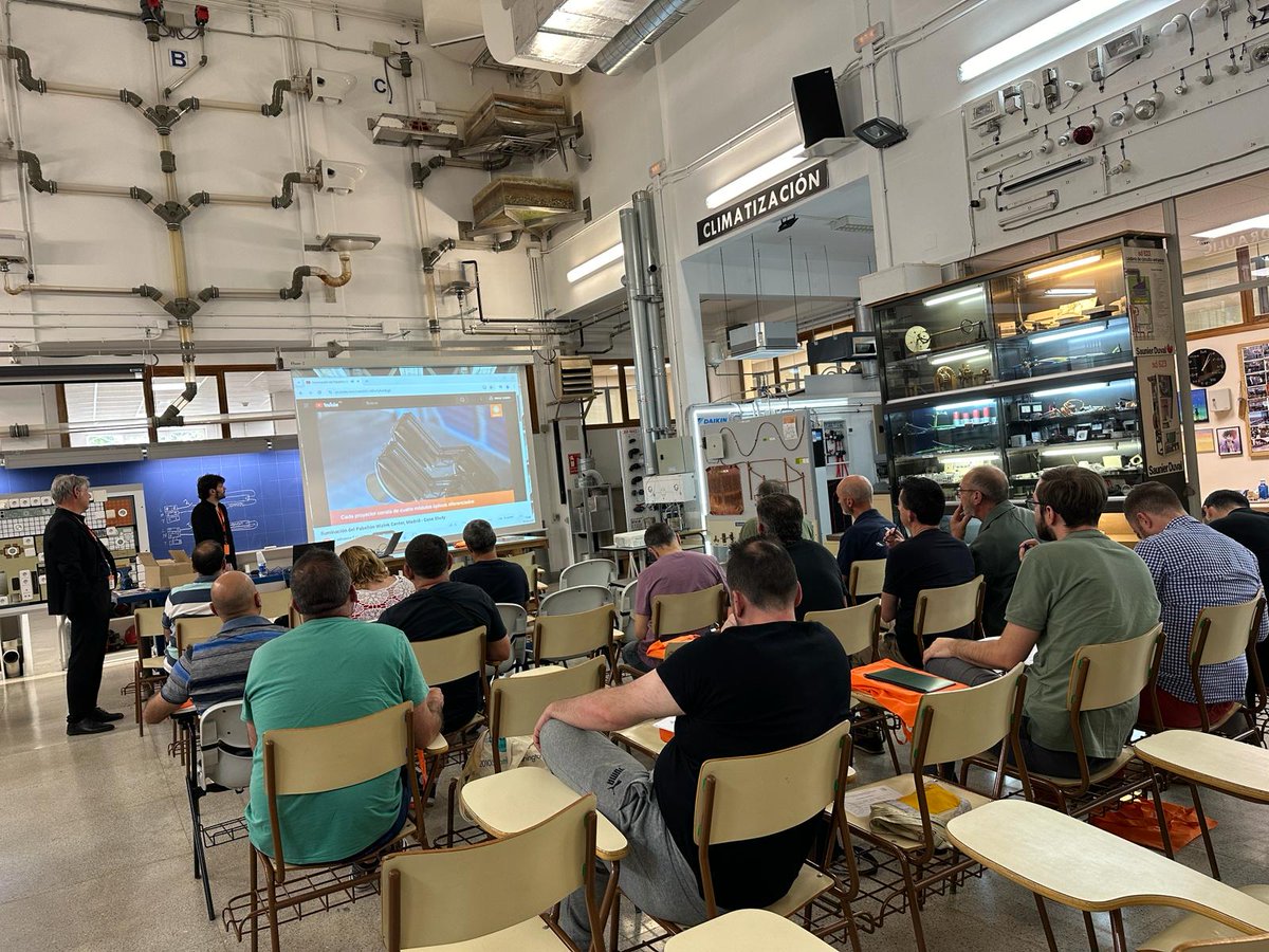 💡Y llega el turno de Julio y Aize <a href="/LedvanceSpain/">Ledvance España</a> presentando soluciones energéticas inteligentes, empresa derivada de los pioneros en iluminación OSRAM  
 ¡Muy interesante la presentación, seguimos en contacto‼️ 🤗💡🔦